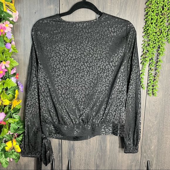 .:🌼3/$30🌼NWOT Jennifer Lopez Leopard Printed Silky Wrap Blouse Size Small - Picture 15 of 16